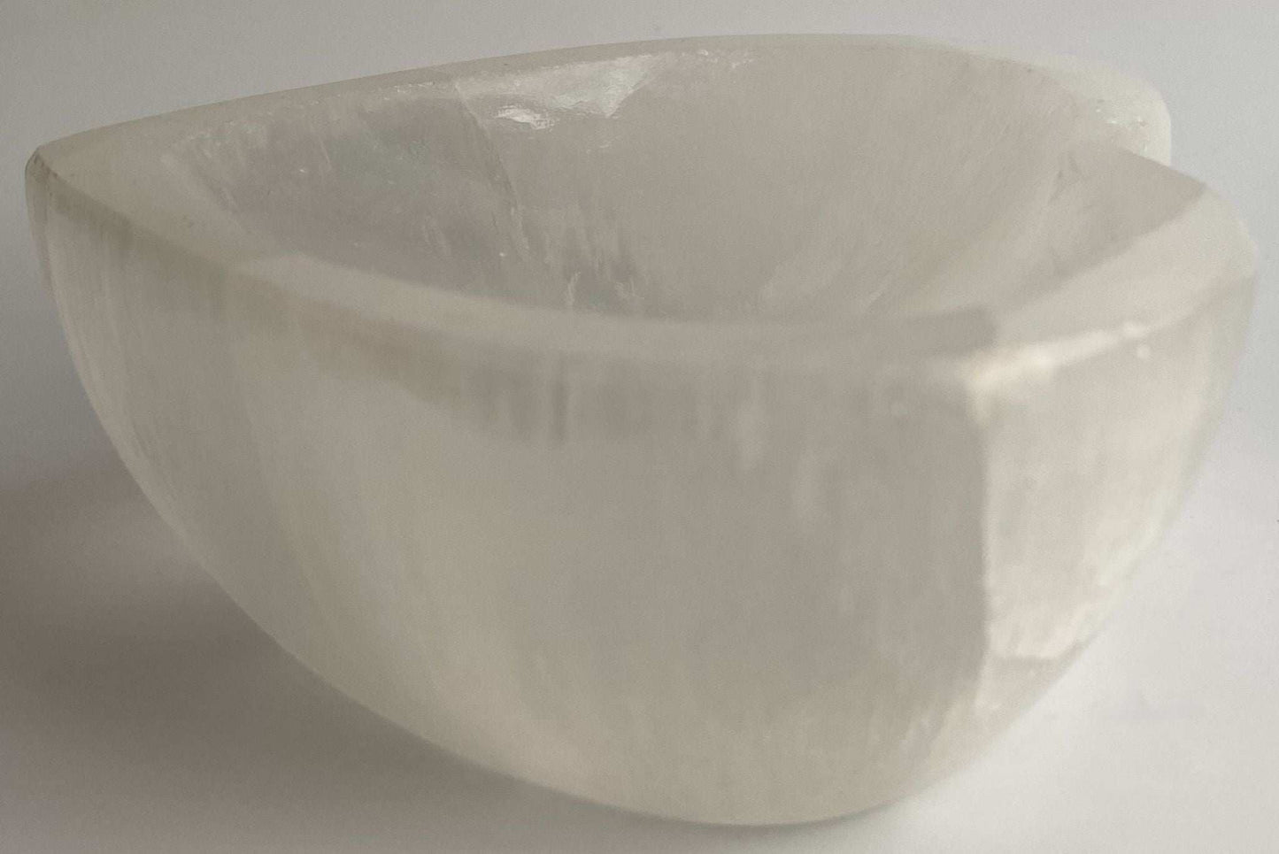 Bol din selenit natural, diametru 10.2 cm, pietre semiprețioase