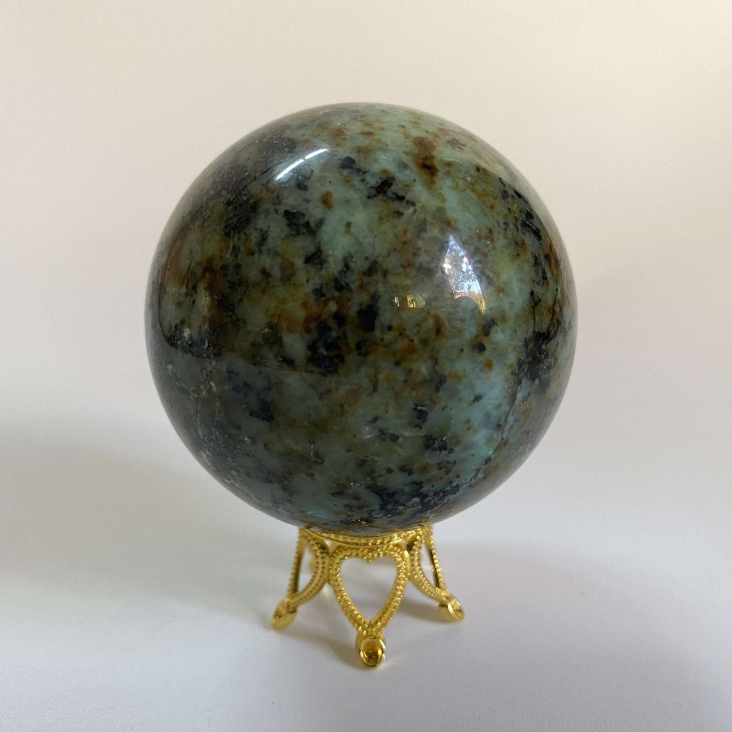 Sfera din turcoaz verde natural 5.7 cm pe suport metalic auriu