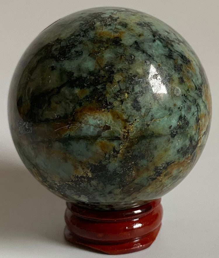 Sfera decorativa de 5.8cm din cristal de turcoaz verde pe suport din lemn cu fundal alb
