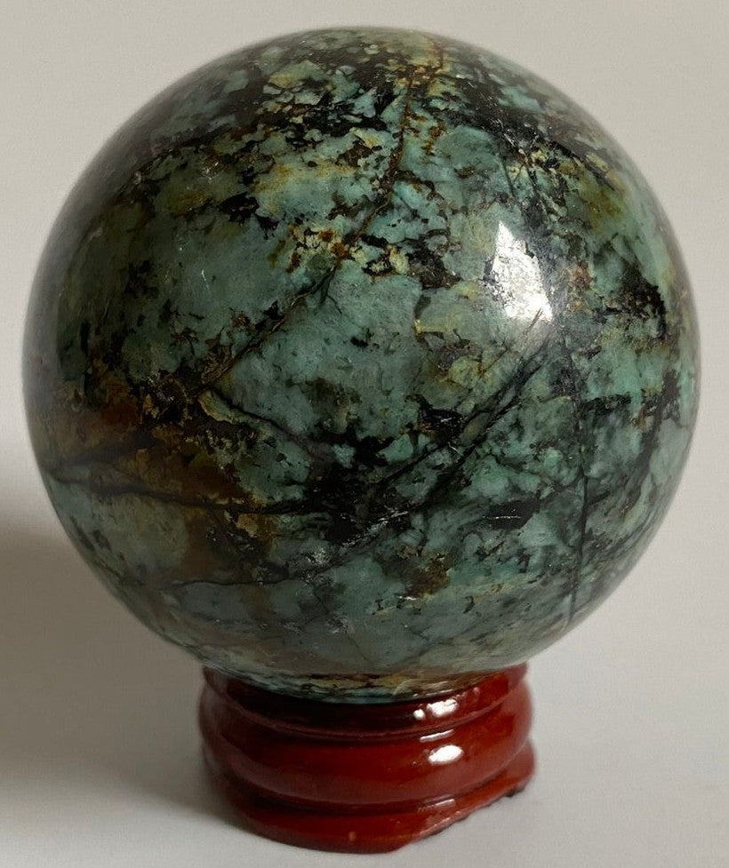 Sfera decorativa de 5.6cm din cristal de turcoaz verde pe suport din lemn cu fundal alb