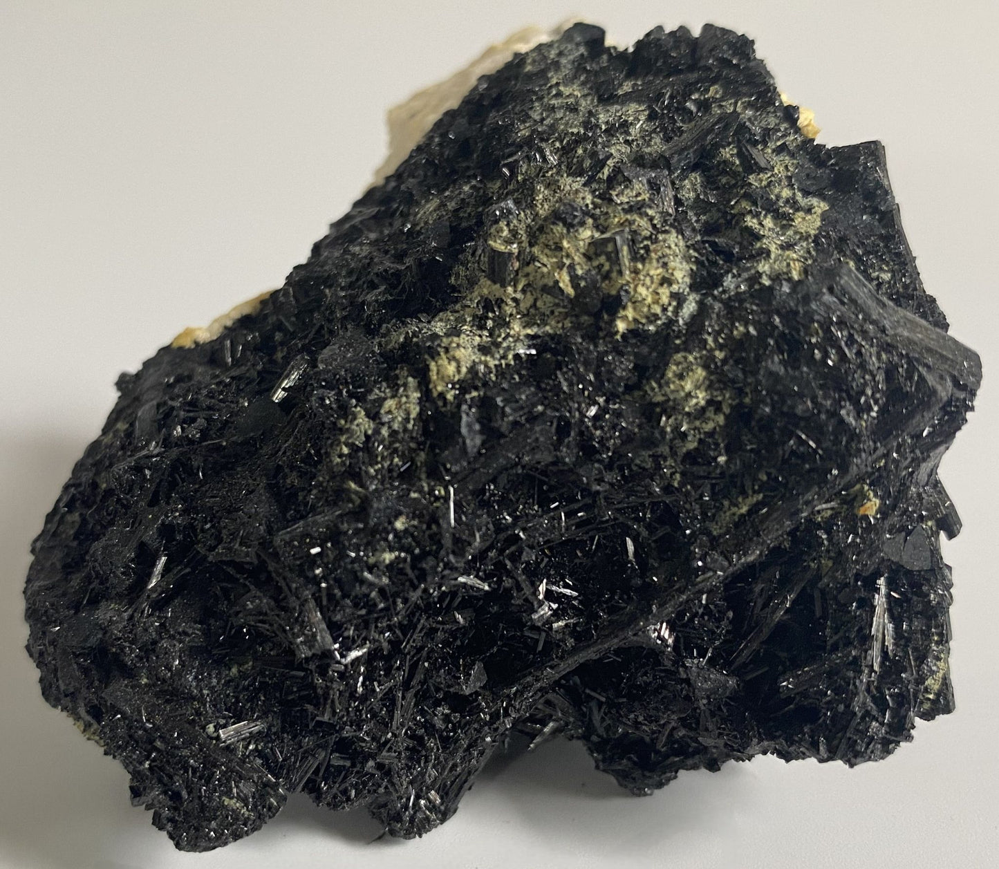 Specimen de colectie de 7.8cm din piatra semipretioasa de turmalina neagra cristalizata pe fundal alb