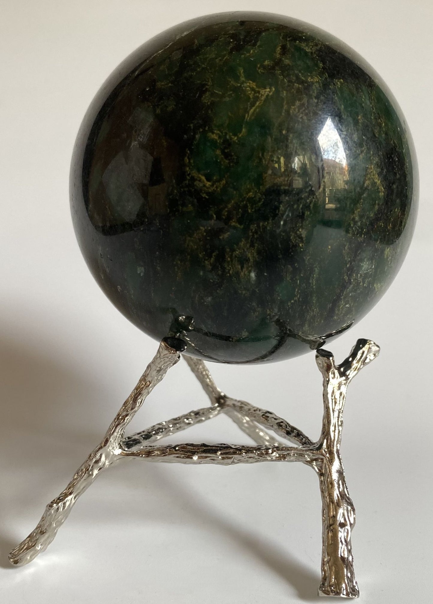 Sfera de 8.2cm din piatra semipretioasa de jad african pe suport metalic cu fundal alb