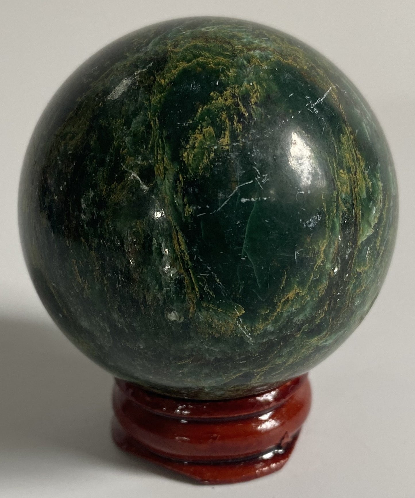 Sfera de 5.1cm din piatra semipretioasa de jad african pe suport din lemn cu fundal alb