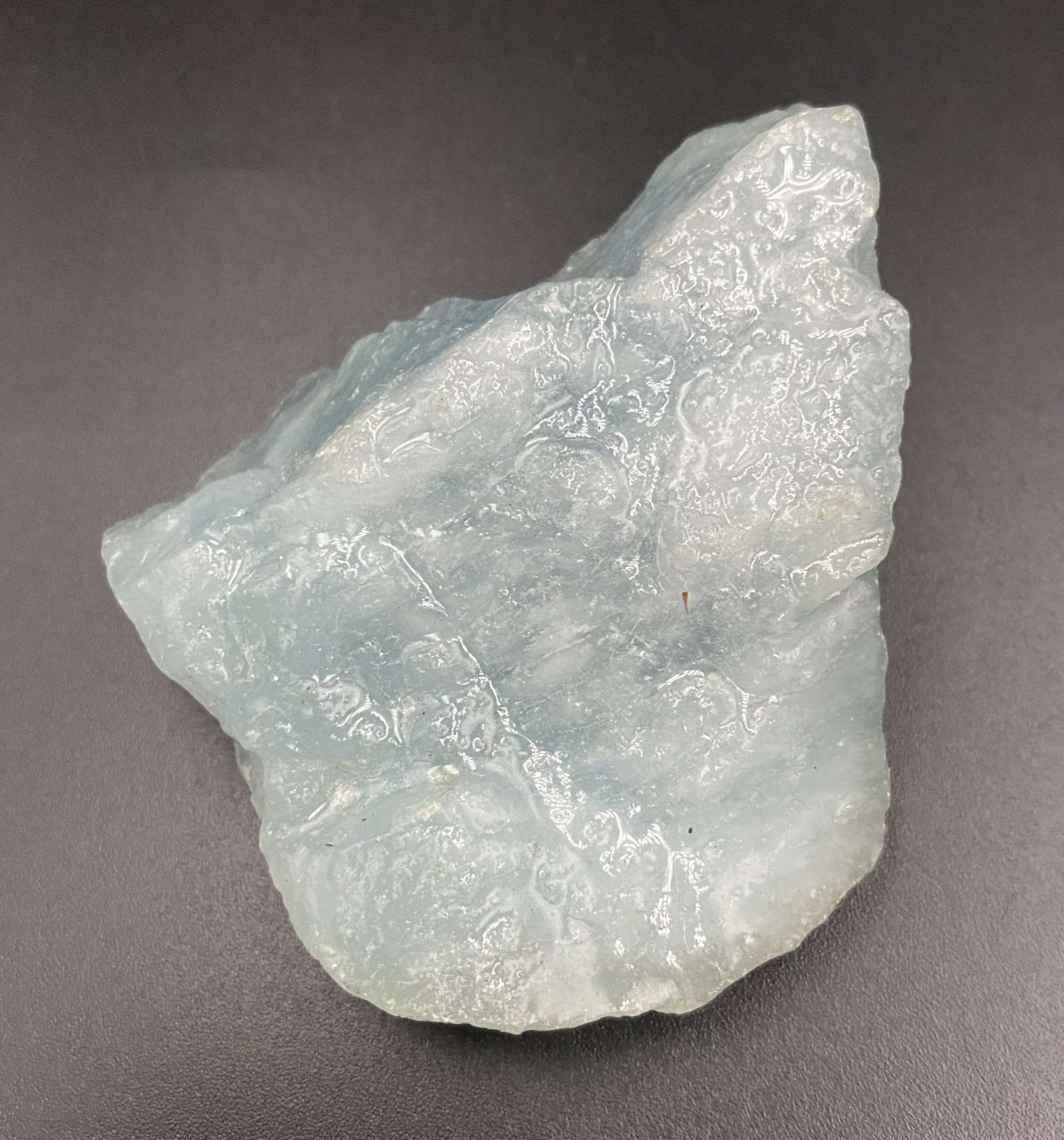 Piatra bruta din piatra semipretioasa de Acvamarin pe fundal negru