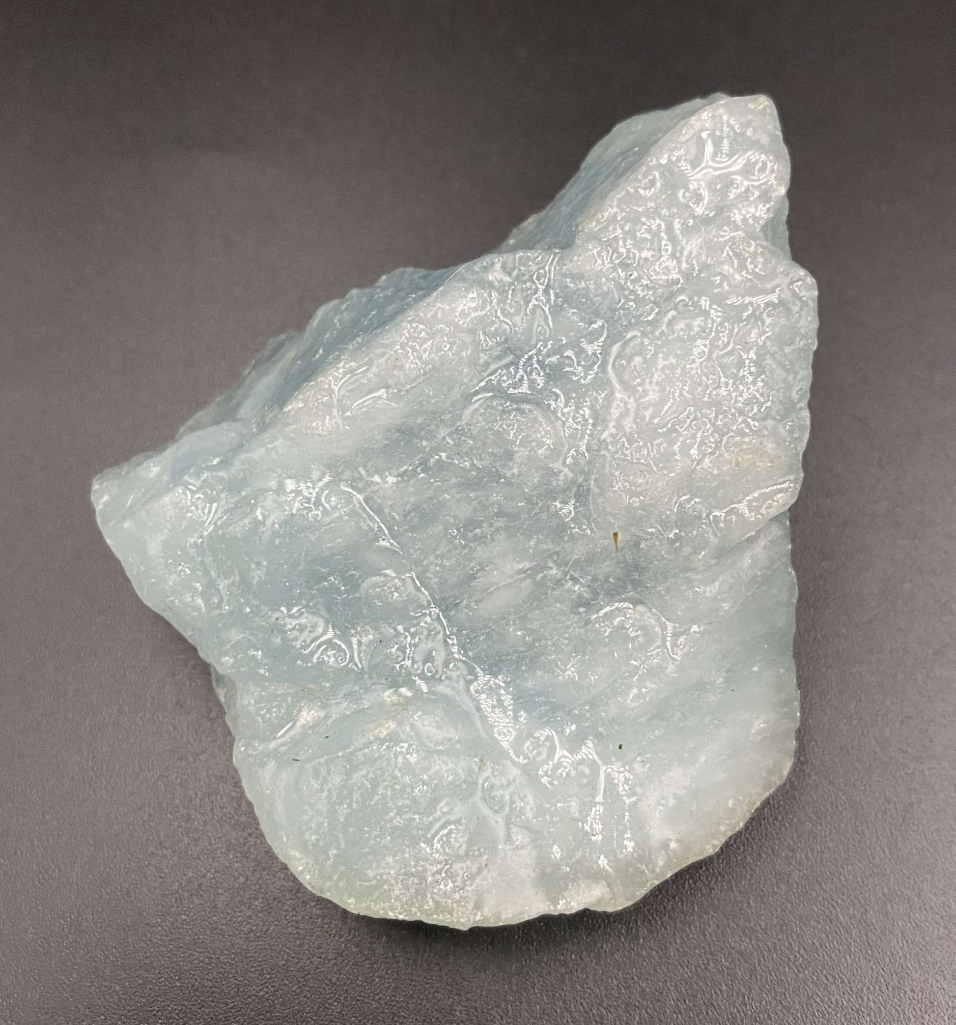 Piatra bruta din piatra semipretioasa de Acvamarin pe fundal negru