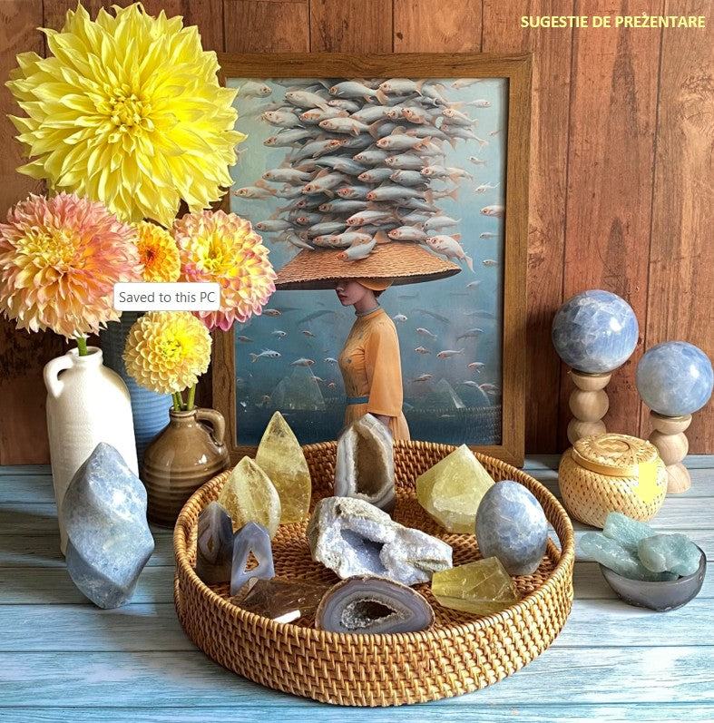 Piatră brută Acvamarin naturală, colecție de pietre semiprețioase pe suport de nuiele.