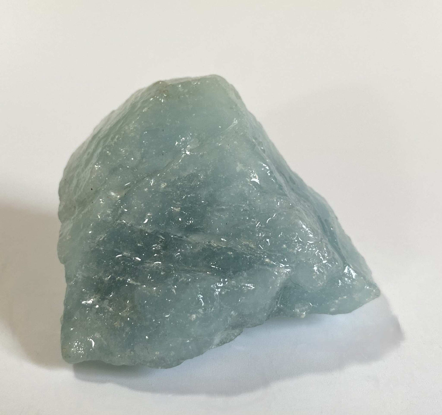 Piatra bruta din piatra semipretioasa de Acvamarin pe fundal alb