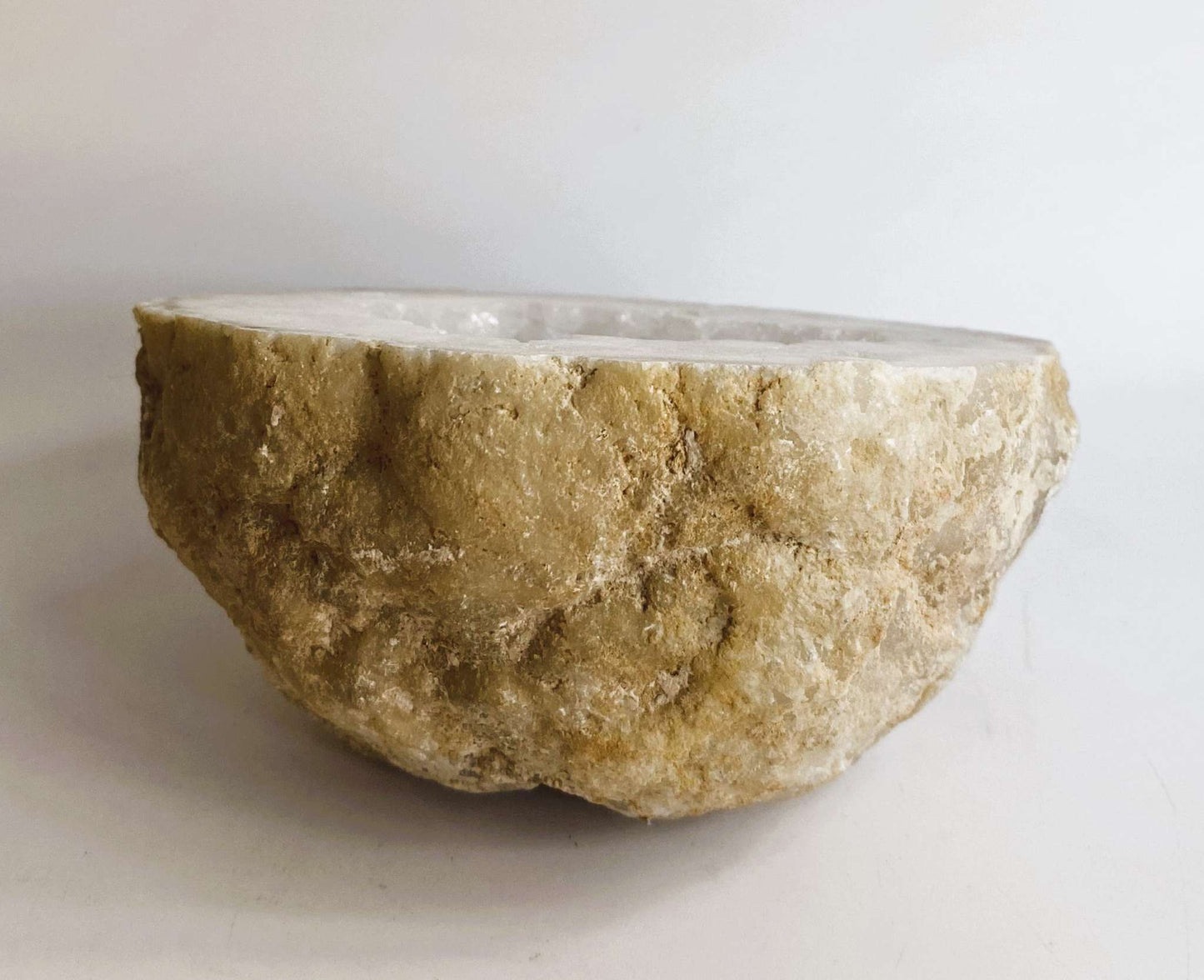Cuart Alb geoda piatra semipretioasa naturala cu suprafata alba cristalina