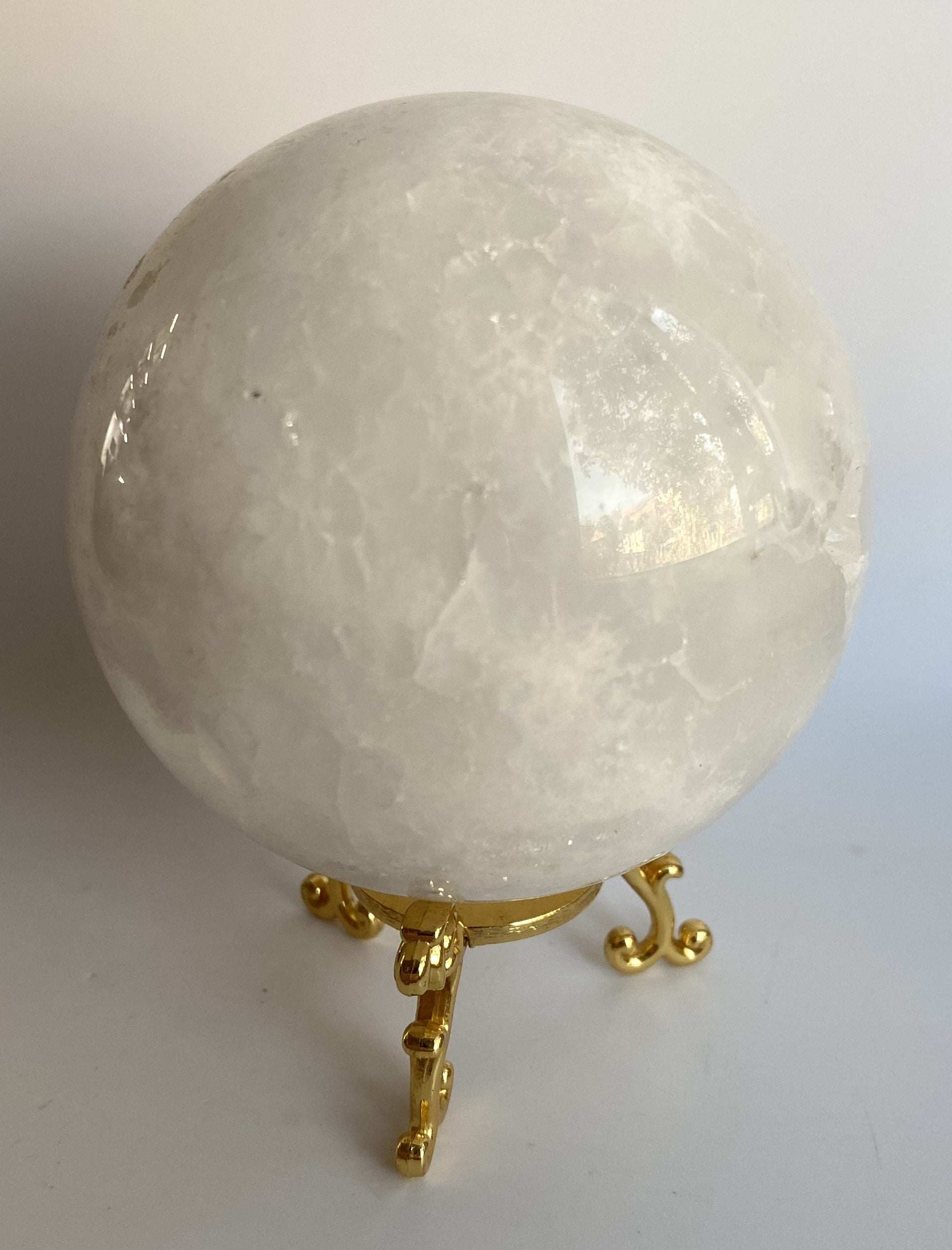 Sfera din geoda de Cuart Alb pe suport metalic auriu elegant