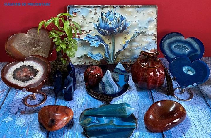 Felie de geoda din Agat Albastru pe suport plastic albastru intens display decorativ