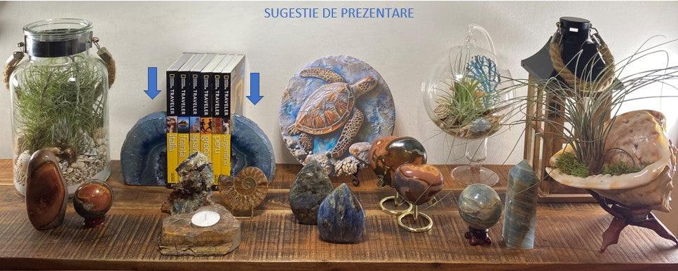 Set suporturi carti geoda Agat Albastru sectionata pe jumatate pe raft de lemn