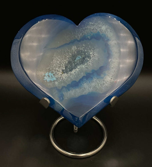 Inima din Agat Albastru pe suport metalic rotund, piatra semiprețioasă albastră în formă de inimă.
