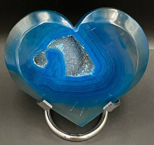 Inima din Agat Albastru natural de 10 cm pe suport metalic, piatră semiprețioasă albastră cu textură cristalină.