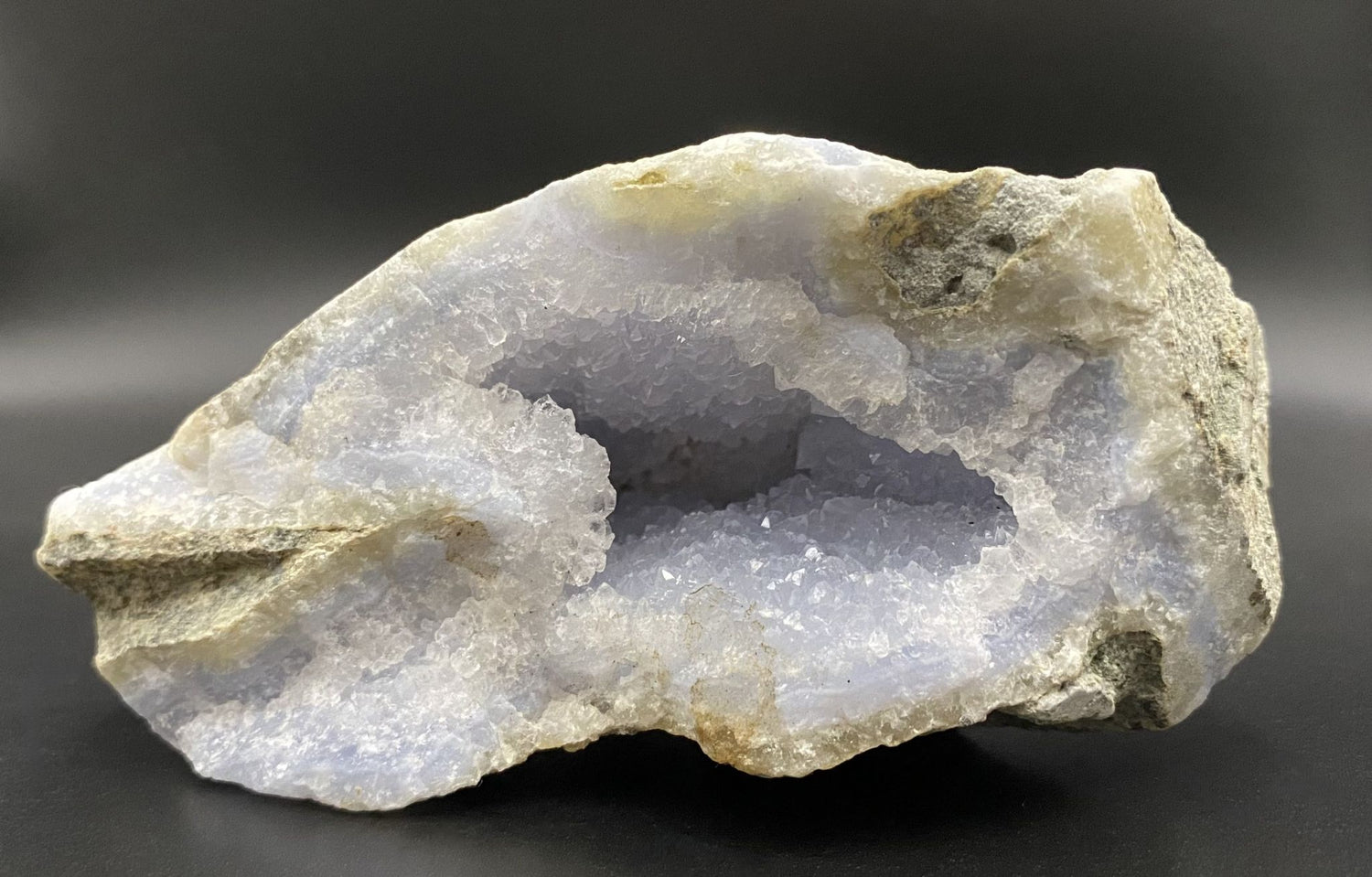 Specimen de piatra bruta din cristal de agat albastru lace pe fundal negru