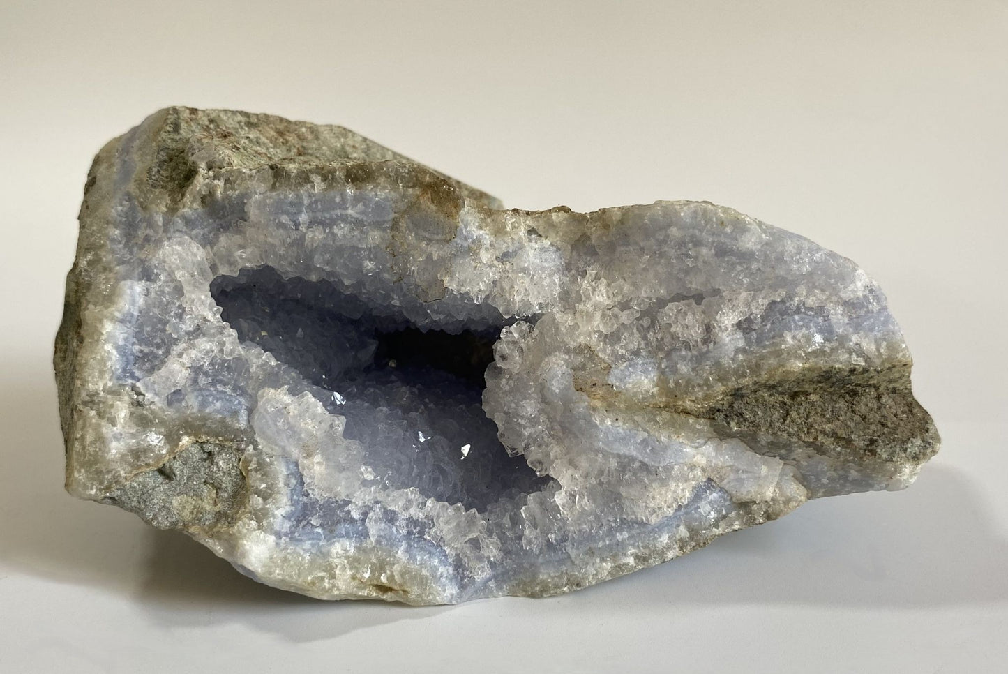 Specimen de piatra bruta din piatra semipretioasa de agat albastru lace pe fundal alb