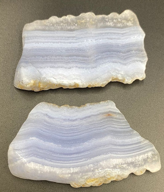 Set felii din piatra semipretioasa de agat albastru lace pe fundal negru