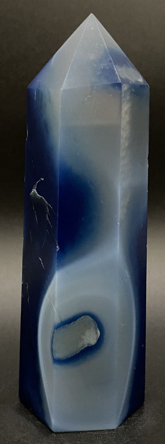 Obelisc din piatra semipretioasa de agat albastru pe fundal negru