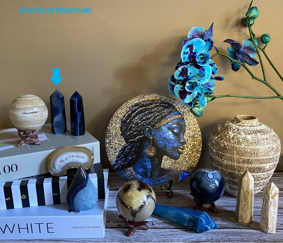 Decor cu obelisc din piatra semipretioasa de agat albastru cu orhidee