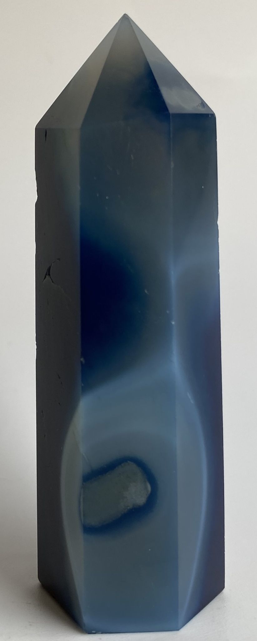 Obelisc din piatra semipretioasa de agat albastru pe fundal alb