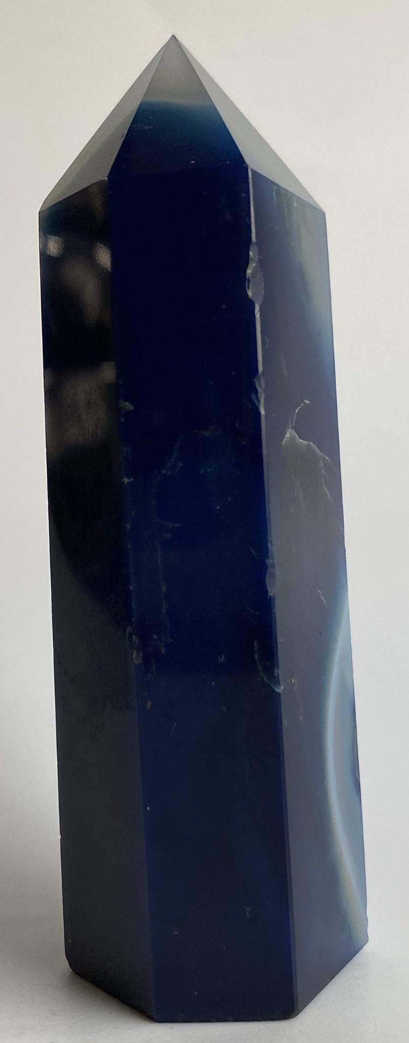 Obelisc din cristal de agat albastru pe fundal alb