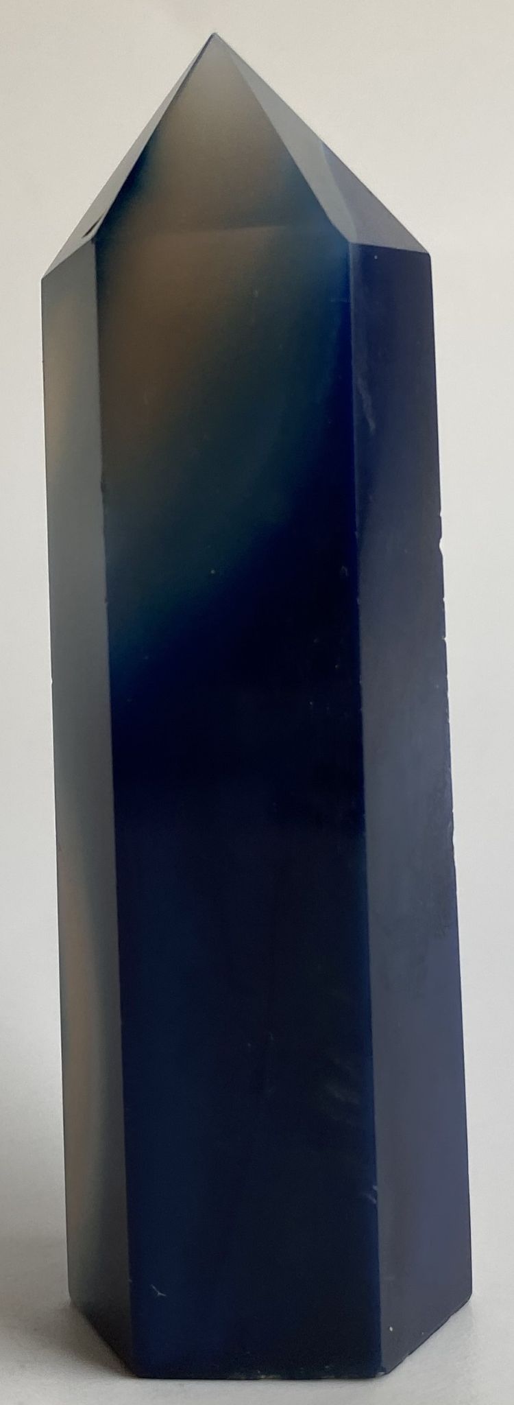 Obelisc de 9cm din piatra semipretioasa de agat albastru pe fundal alb