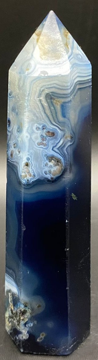 Obelisc din piatra semipretioasa de agat albastru pe fundal negru