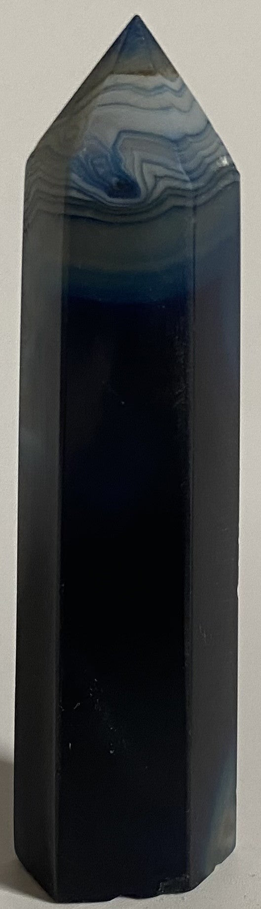 Obelisc din cristal de agat albastru pe fundal alb