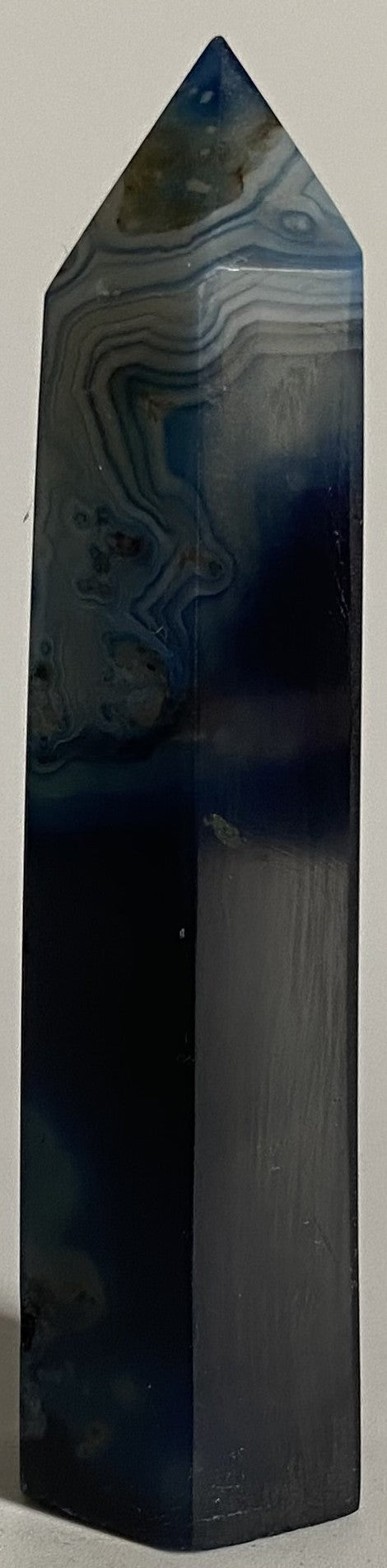 Obelisc de 8.8cm din cristal de agat albastru pe fundal alb
