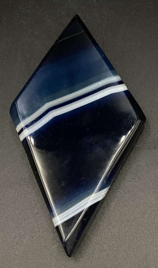 romb din agat albastru natural 10.4cm cu dungi albe pe fundal negru