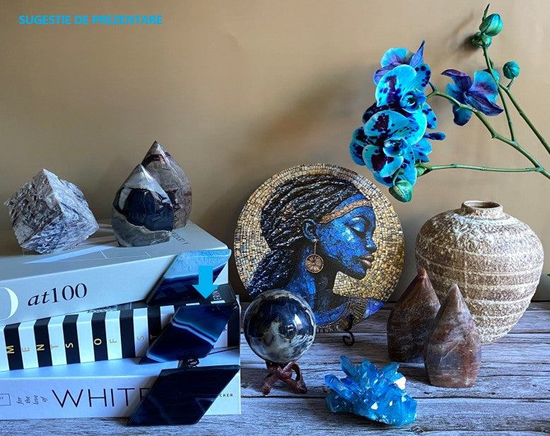 romb din agat albastru natural de 10.4cm pe masa lemn mare fara suport