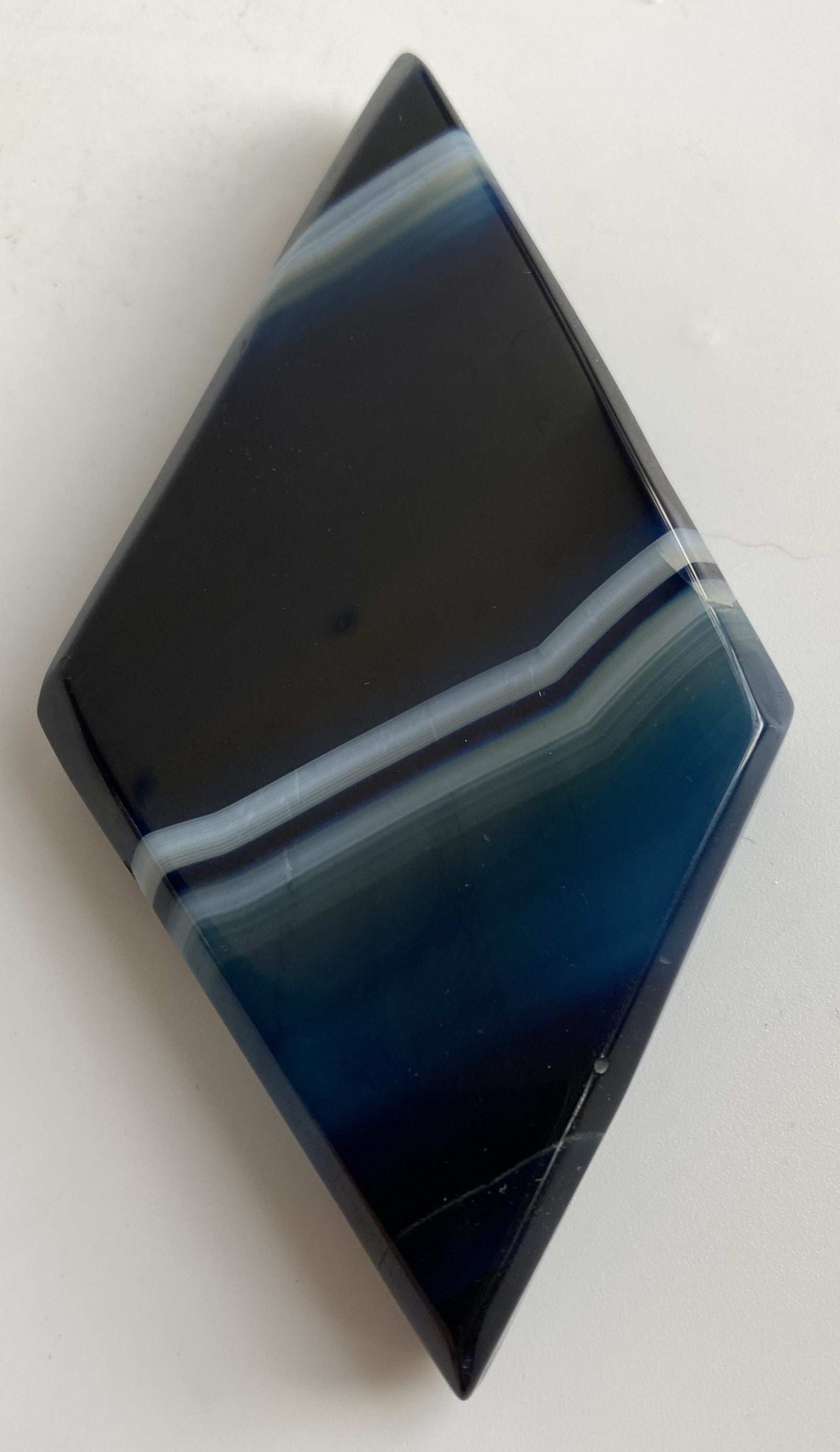 romb din agat albastru natural cu dungi albe si albastre, piatra semipretioasa de 10.4 cm