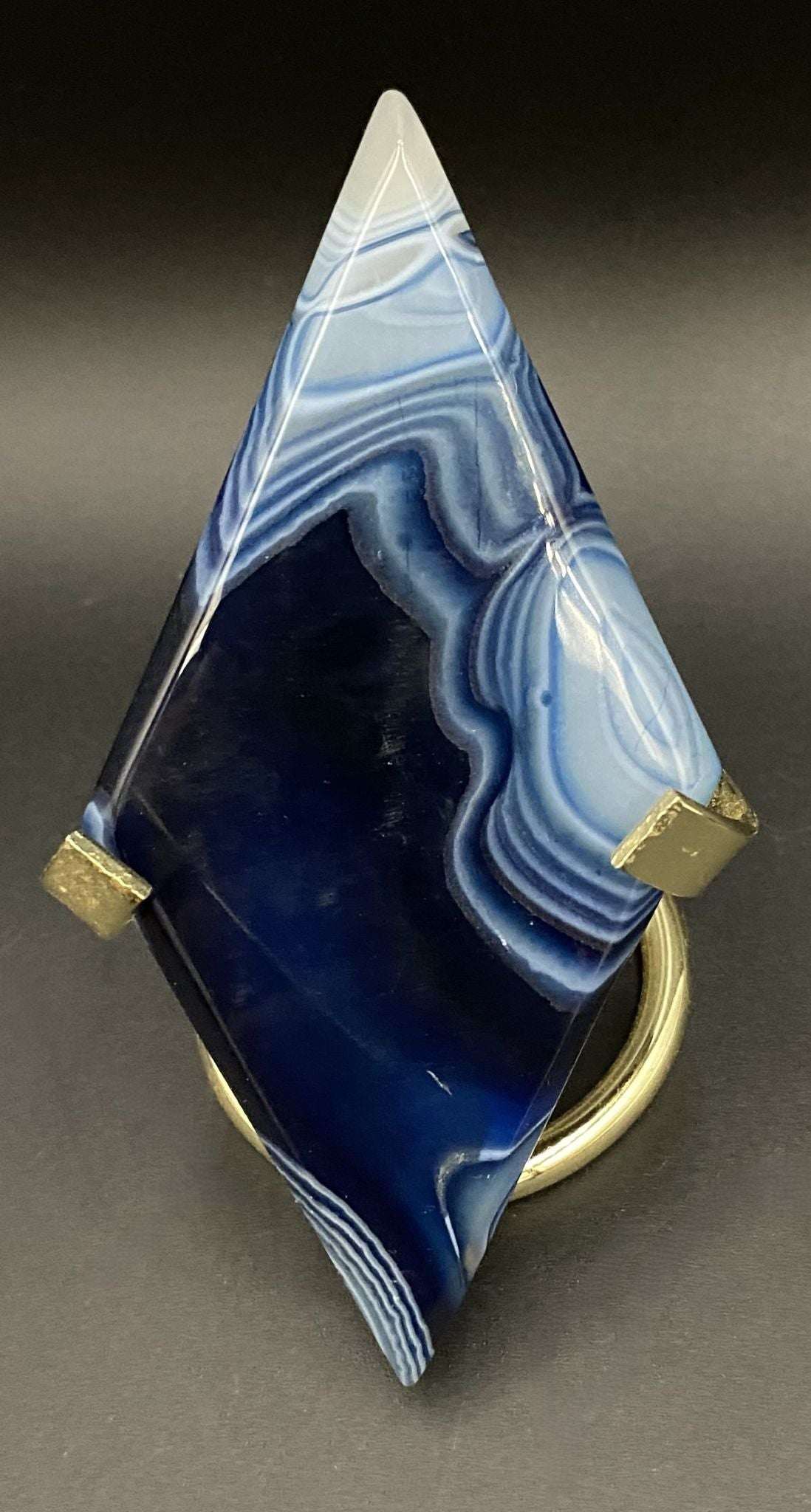 Piatra semiprețioasă Agat Albastru sculptată în formă de romb cu suport metalic, decor elegant și energii vindecătoare.