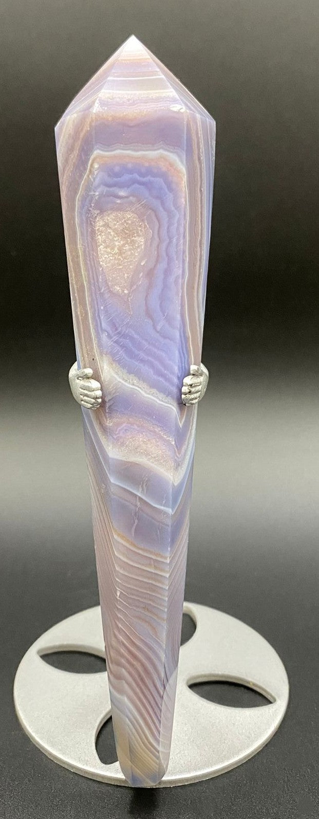 Sceptru din piatra semipretioasa de agat albastru pe suport metalic cu fundal negru