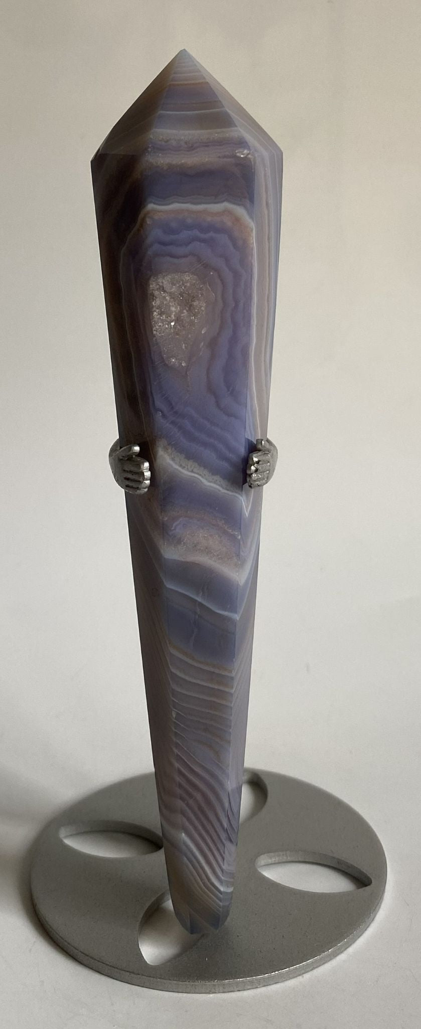 Sceptru din piatra semipretioasa de agat albastru pe suport metalic cu fundal alb