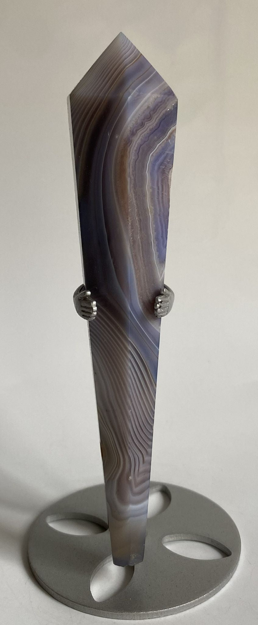 Sceptru din cristal de agat albastru pe suport metalic cu fundal alb