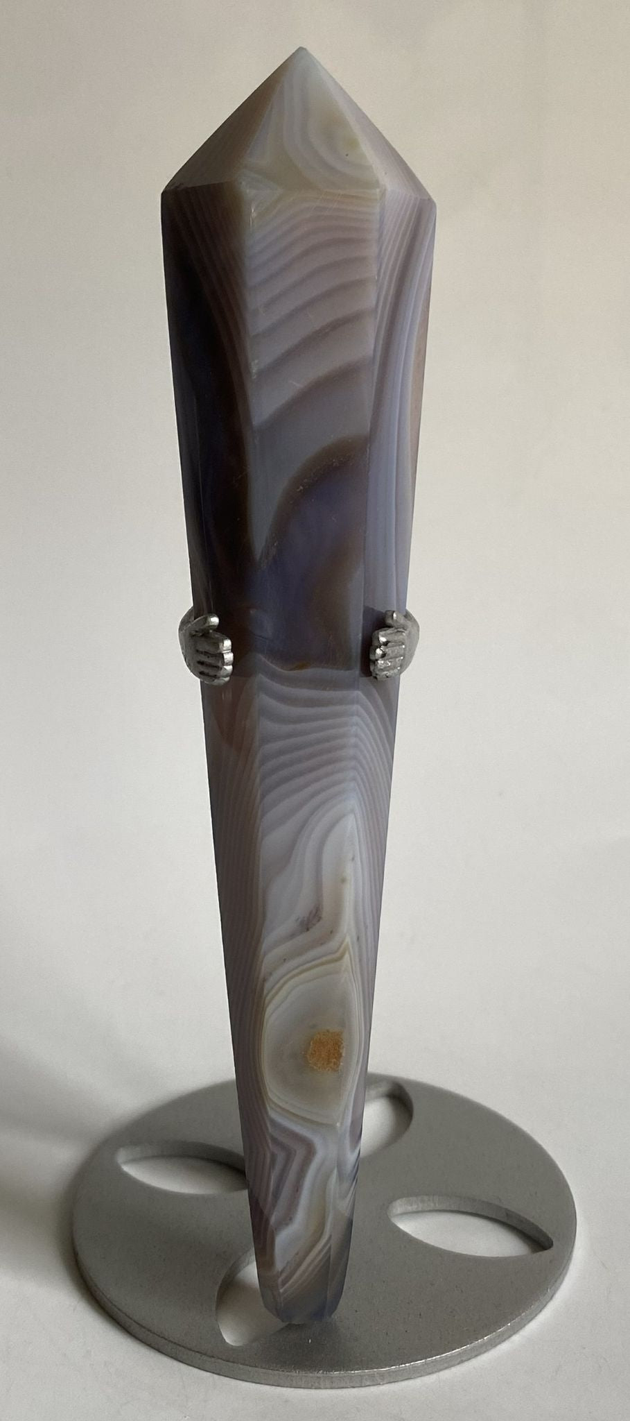 Sceptru de 14.7cm din cristal de agat albastru pe suport metalic cu fundal alb