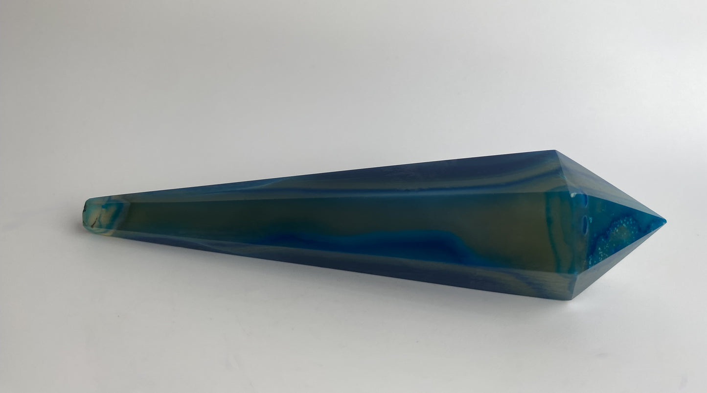 Obelisc sceptru din cristal de agat albastru pe fundal alb sub lumina naturala
