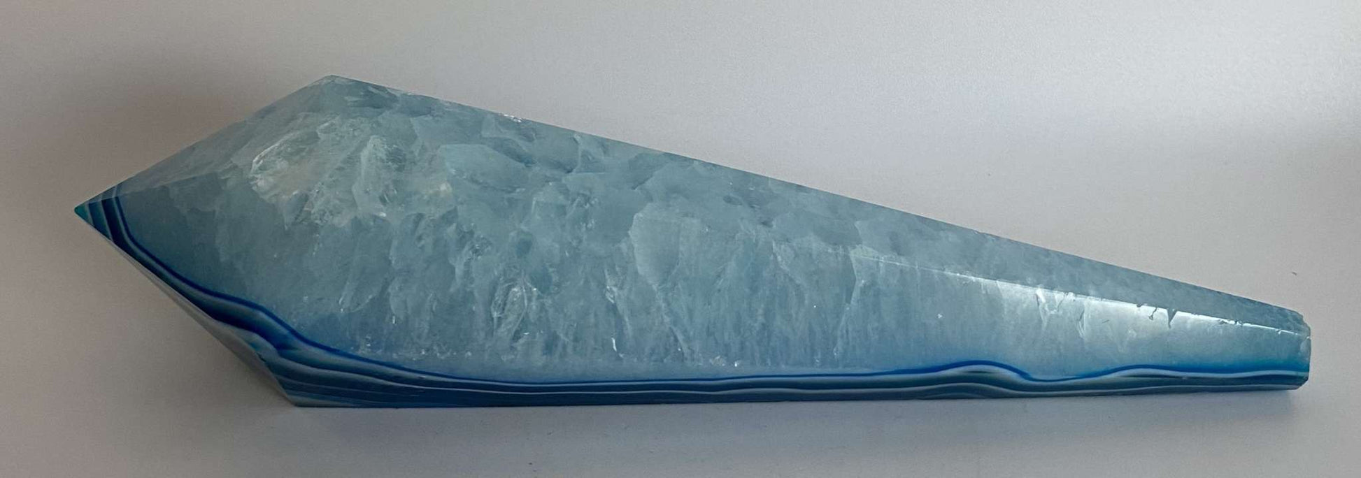 Sceptru din agat albastru semipretios cu striatii albastre si textura translucida.