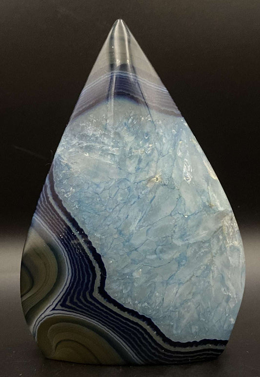 Sculptură din Agat Albastru cu texturi și nuanțe albastre intense pe fundal negru