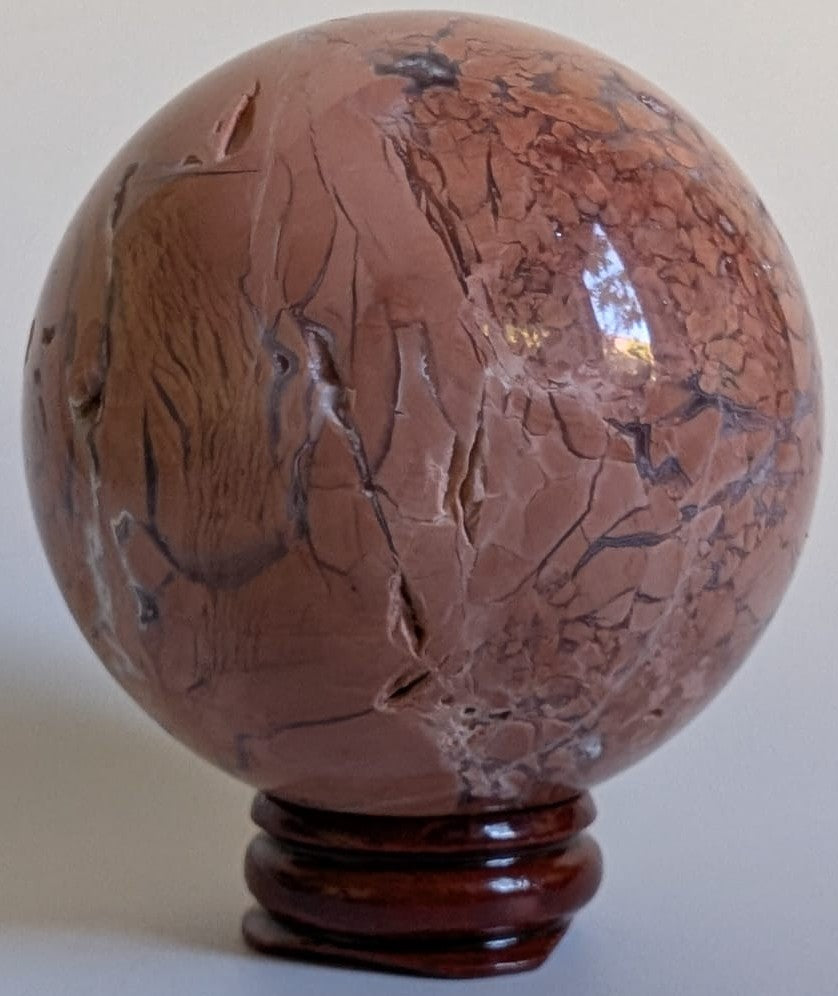 Sfera din cristal de agat breciat pink petal pe suport din lemn cu fundal alb