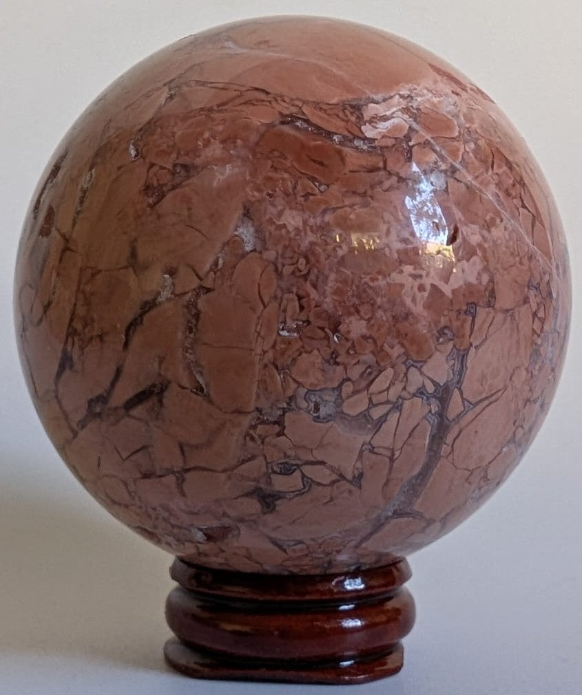 Sfera de 6.2cm din piatra semipretioasa de agat breciat pink petal pe suport din lemn cu fundal alb