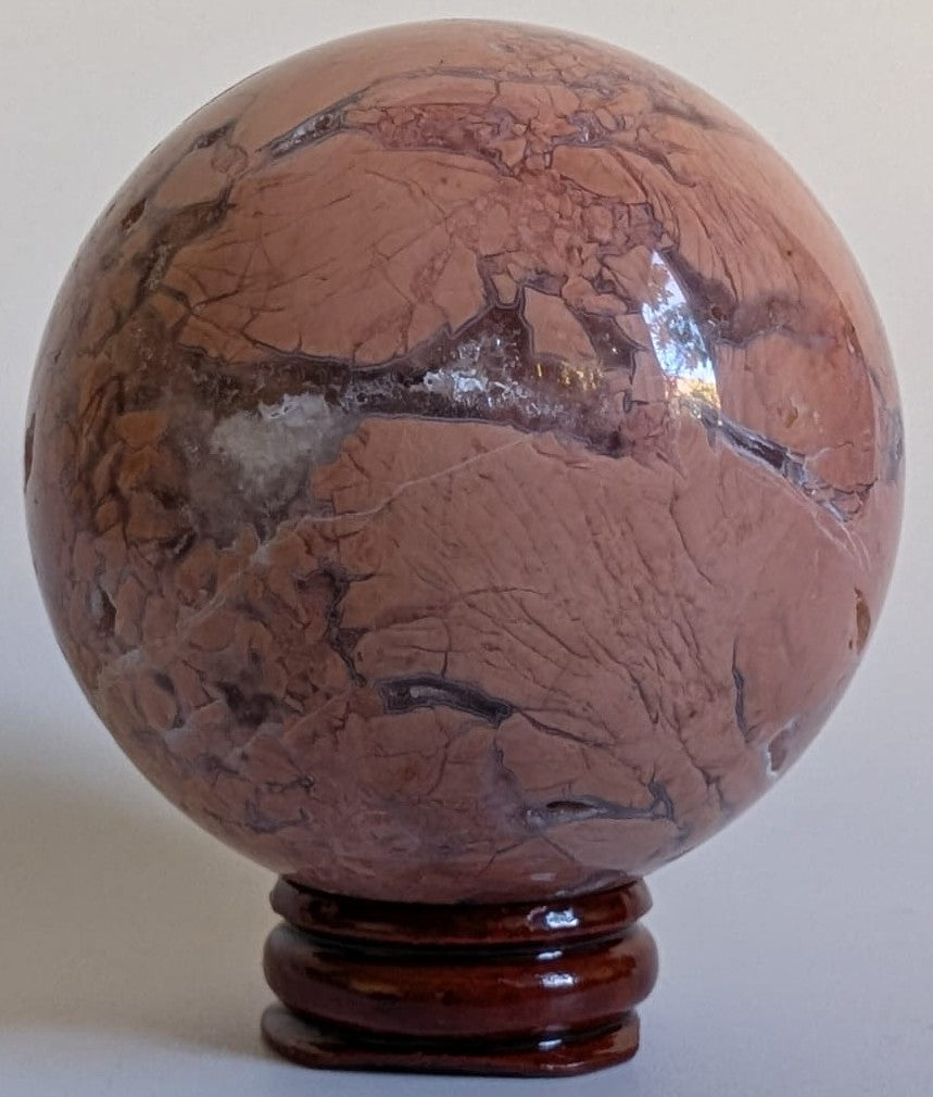 Sfera decorativa de 6.2cm din piatra semipretioasa de agat breciat pink petal pe suport din lemn cu fundal alb