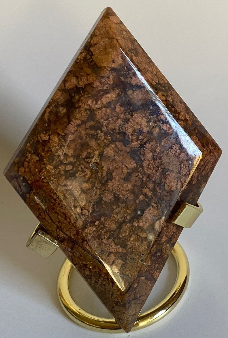 Romb de 10.9cm din cristal de agat breciat pe suport metalic cu fundal alb