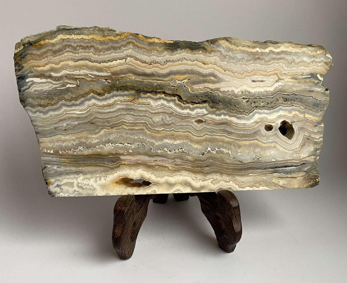 Felie de Agat Crazy Lace pe suport de lemn cu modele dantelate naturale