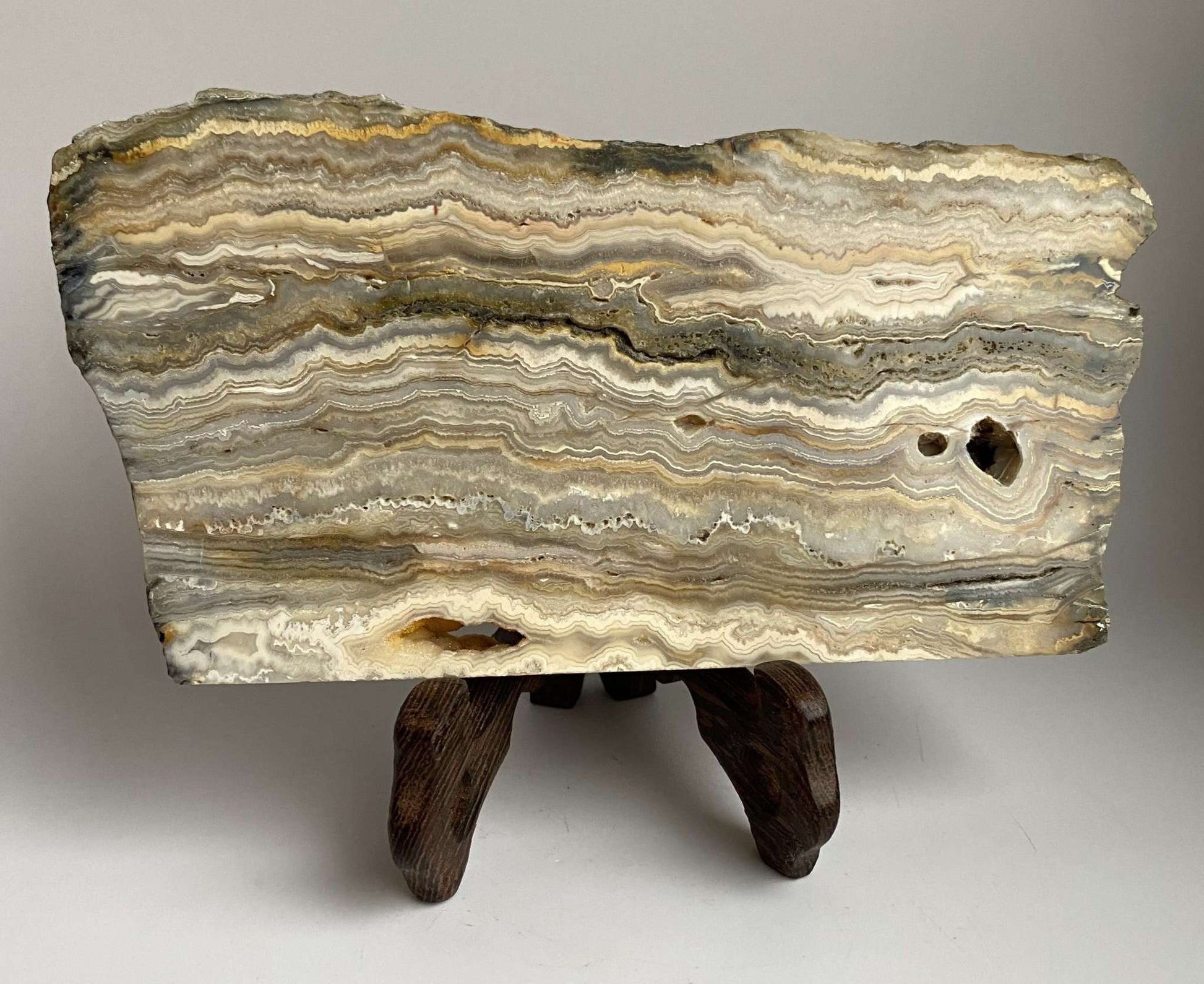 Felie de Agat Crazy Lace pe suport de lemn cu modele dantelate naturale