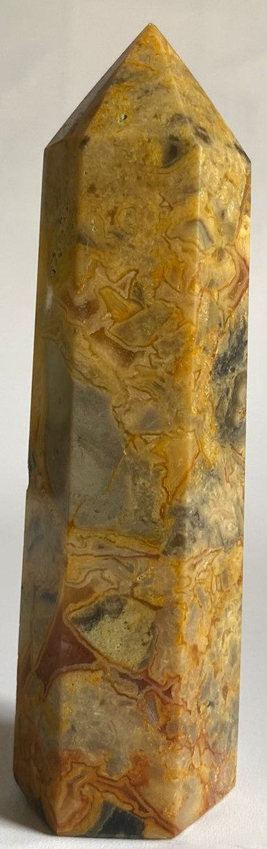 Obelisc din cristal de agat crazy lace pe fundal alb