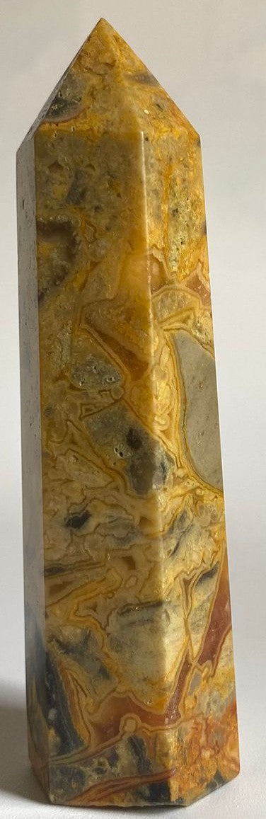Obelisc de 9.2cm din cristal de agat crazy lace pe fundal alb