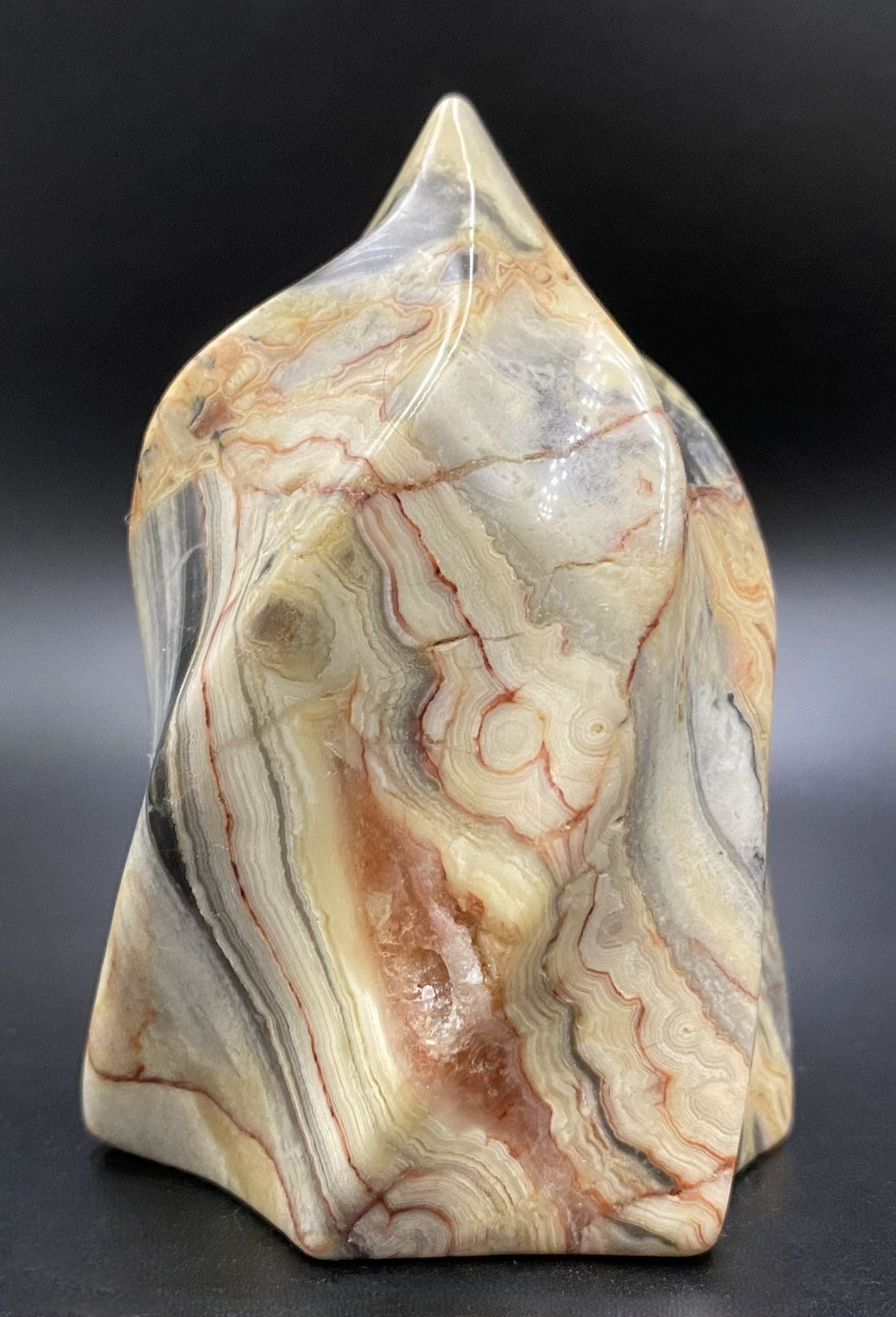 Sculptura din piatra semipretioasa de agat crazy lace pe fundal negru