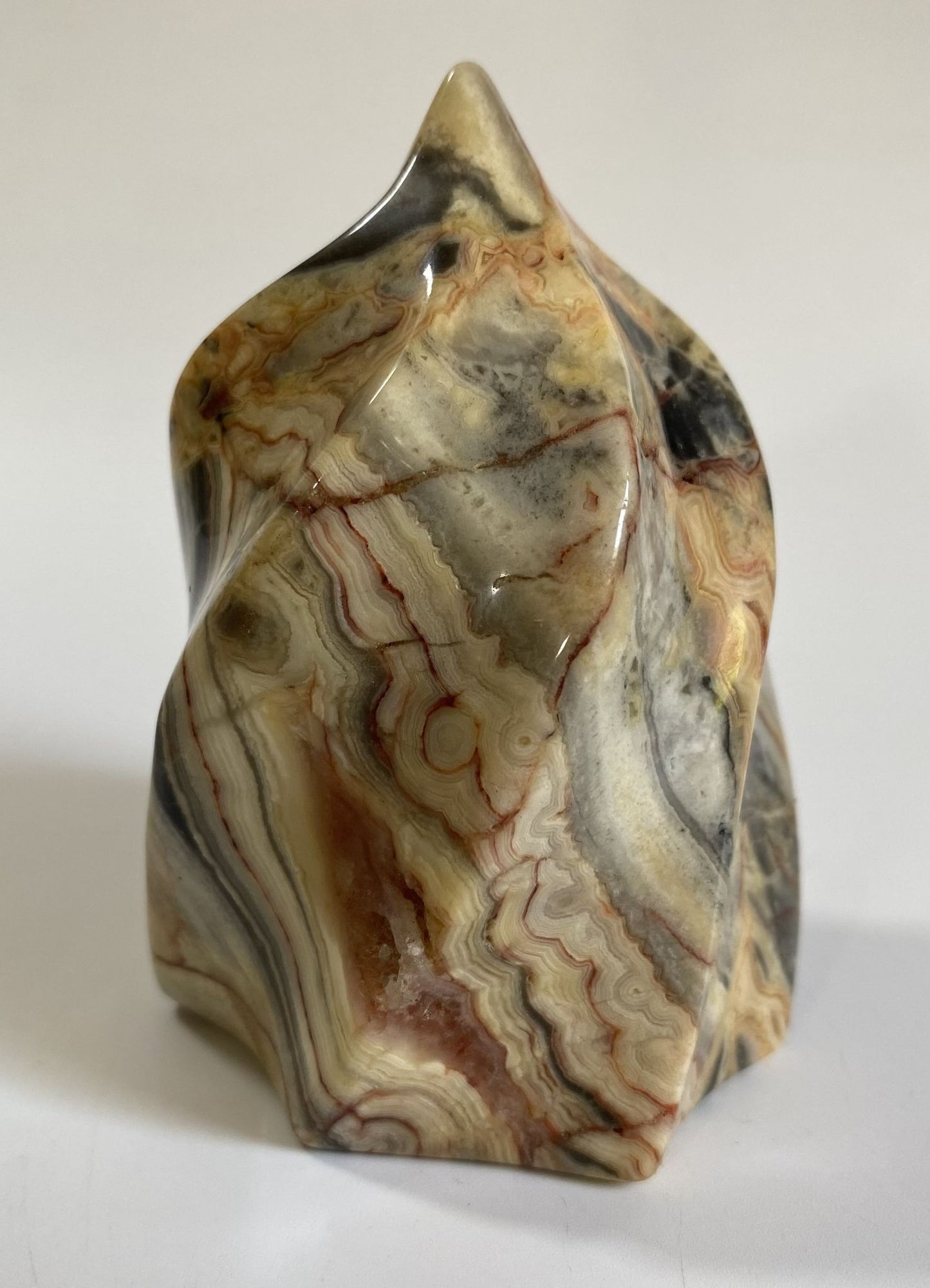 Sculptura din piatra semipretioasa de agat crazy lace pe fundal alb