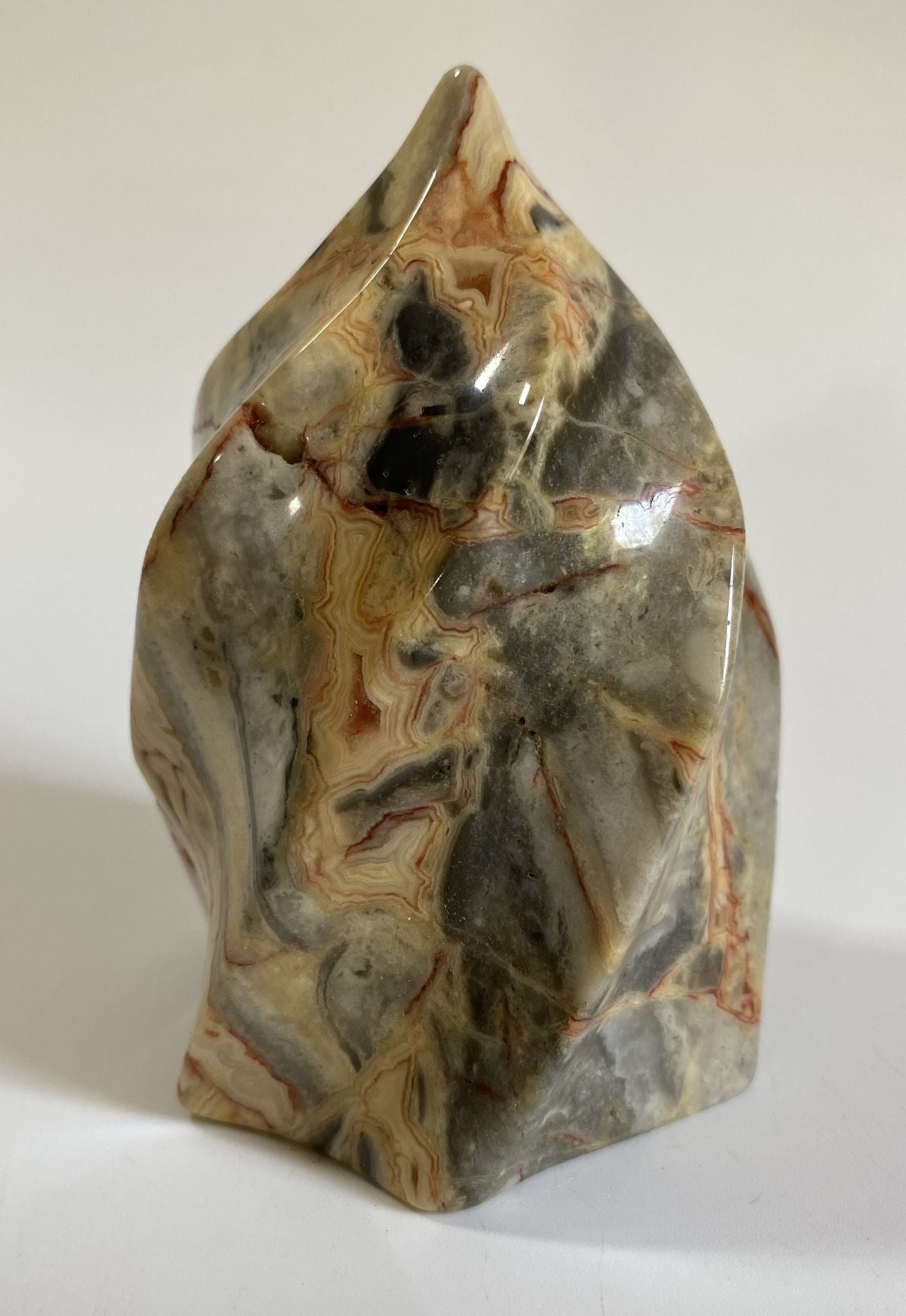 Sculptura din cristal de agat crazy lace pe fundal alb